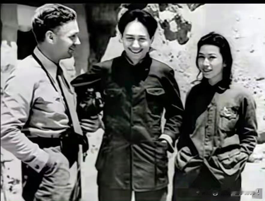 1939年，延安杨家岭的半山腰，毛主席留下这帧传世影像。面对山河破碎的危局，他