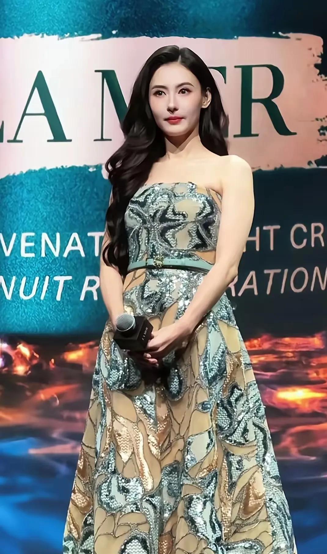 张柏芝海之蓝活动造型，美得惊艳四座！在最近的海之蓝活动上，张柏芝又凭借绝美