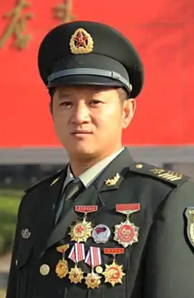 1986年，18岁的山东莱西小伙参军入伍，原本是冲着装甲车去的，结果因为是初中文