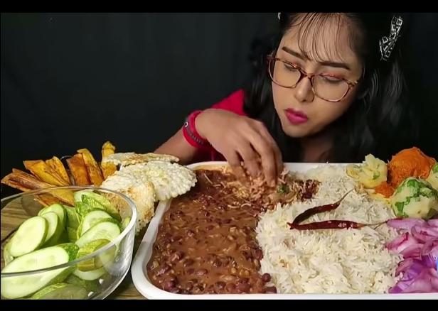 印度高种姓美女吃手抓饭。这个颜值不错的美女，用餐之前还给人好感。可是一到用餐