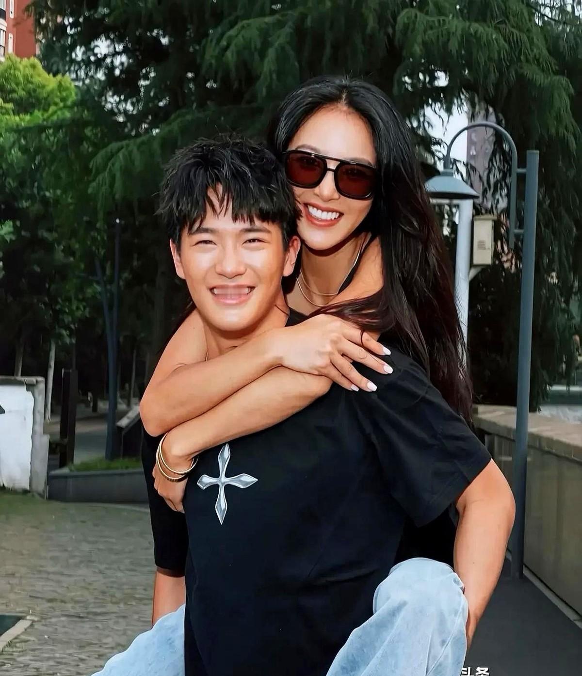 曹格前妻吴速玲，一张照片直接让评论区“断层”了。照片里，一个男孩背着个女孩，笑