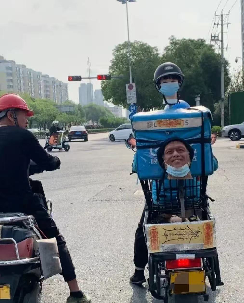 真搞不懂现在的骑手，他自己觉得挺有意思的吧！