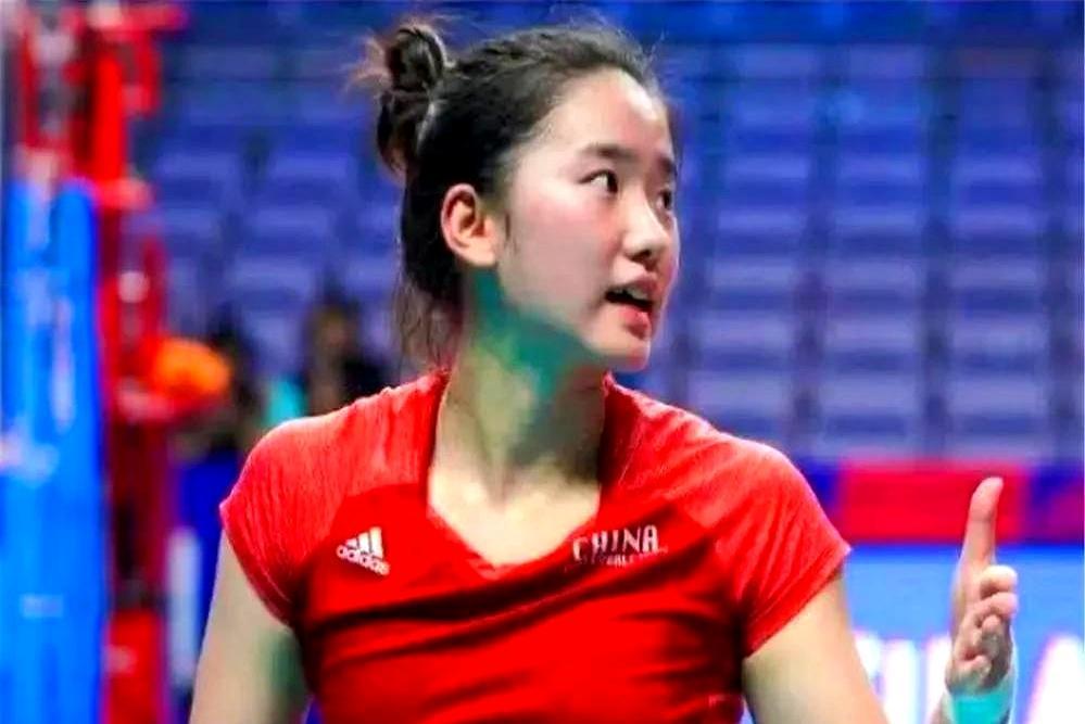 顶级豪门的出身，却活成了一张拒绝流量的“冷门名片”。倪非凡的背景极硬，外公