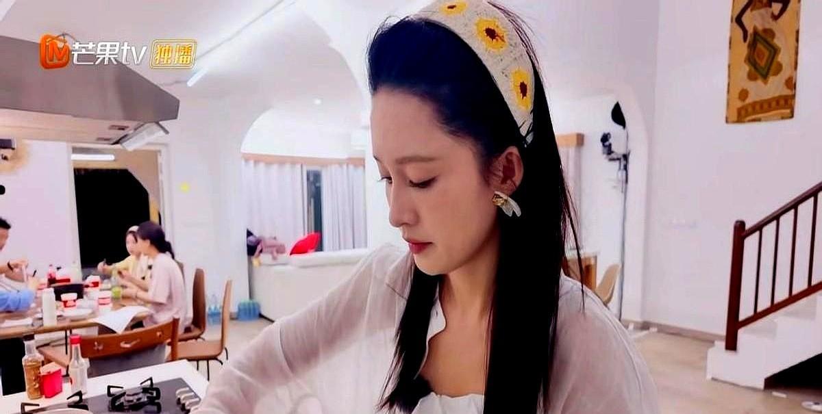 李沁在《花儿与少年》举着电饭煲抬头一句谁要饭,声音不大不小,节目没剪,镜头