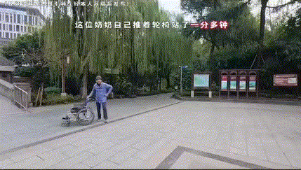 成都公园这一幕，看完直接破防！一男子逛公园时，看到一位87岁奶奶拄着轮椅站了好久