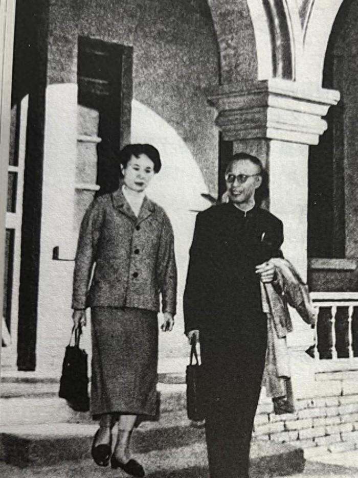 1960年溥仪吃饭时频频偷偷看身旁女子，周总理笑着提醒他那其实是他的亲妹妹19
