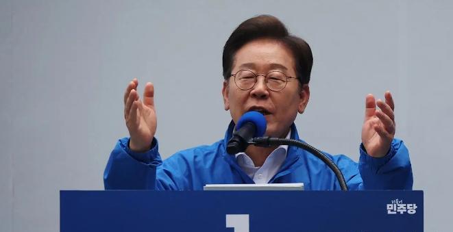 真不愧是文在寅的衣钵继承人！才刚上任，李在明就开始“新官上任三把火”了，而第一把