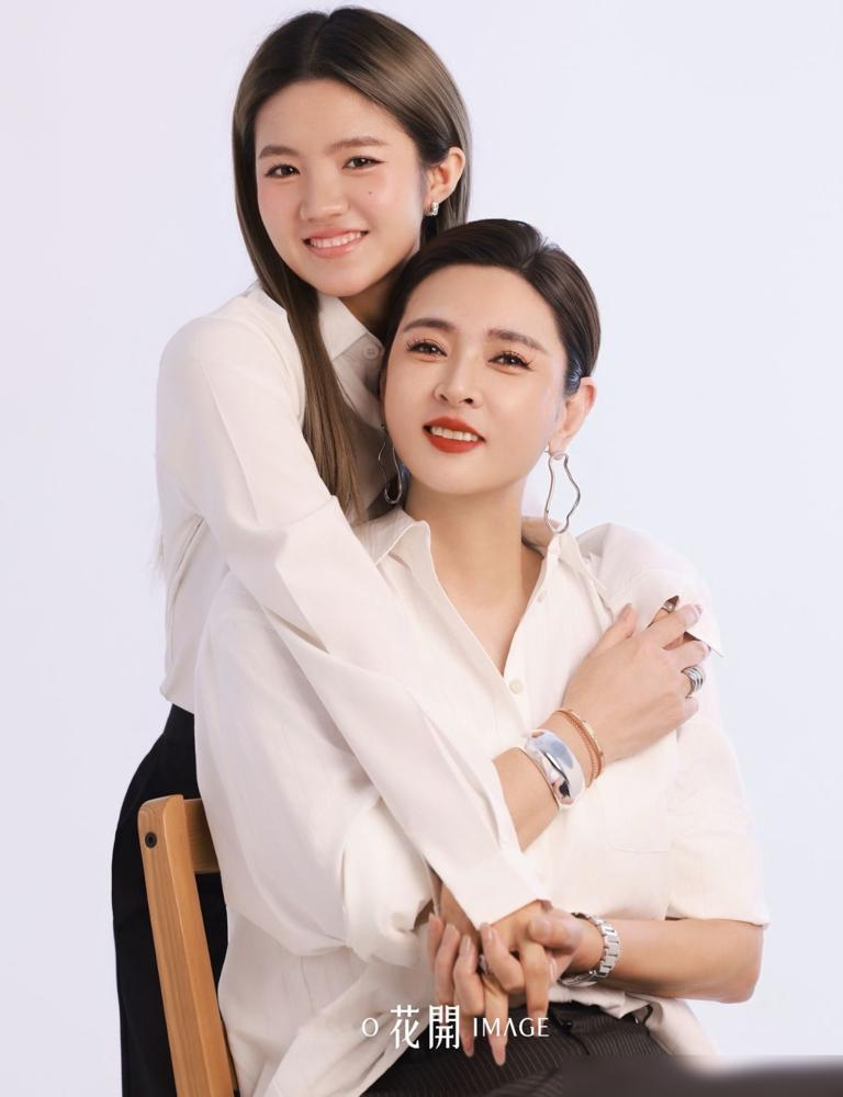 晋妈开豪车，崔晋住新房，李勒优那个200万粉的号，钱一分不归她。云南那个穷得吃洋芋的小姑娘，被《变形