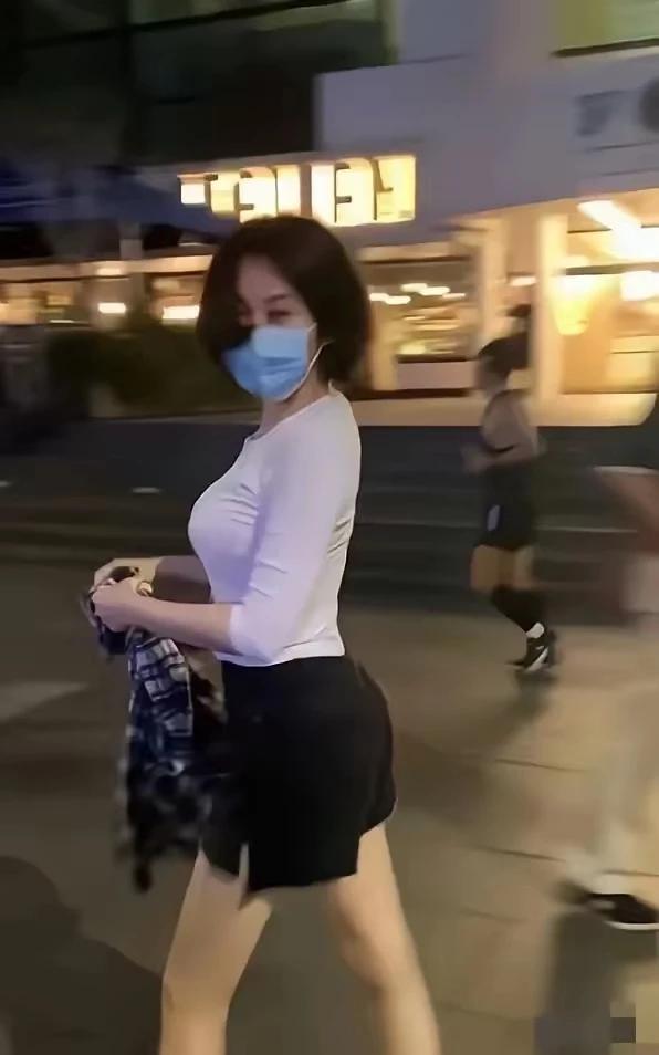 56岁的许晴状态太惊艳了！紧身衣勾勒出丰满曲线，线条利落得站在哪儿都扎眼。这哪像