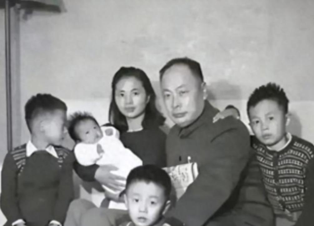 1974年，陈毅夫人张茜病重弥留之际，盯着三个儿子只说了一句话，“妹妹不出嫁，你
