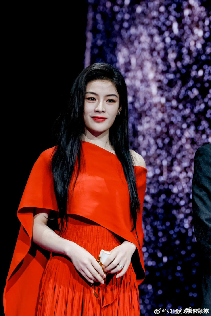 陈丽君红毯权威美貌流苏红裙的最佳打开方式！陈丽君将这款造型演绎得优雅又大气，设计