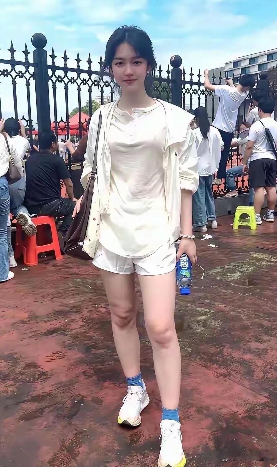 不懂就问，小姐姐这是什么品牌的鞋子。穿起来也太好看了吧？