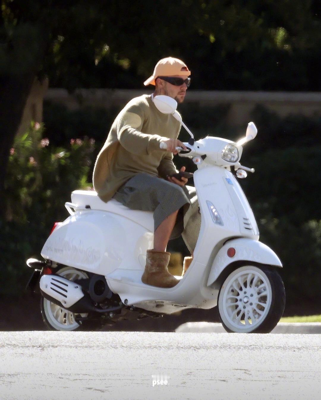 感恩节，骑着Vespa在棕榈泉街头兜风的贾斯汀.比伯。这款车是他与Vespa