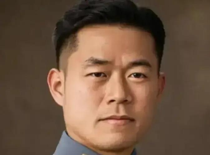 上海图书馆外文采编部，有个沉默寡言的中年人，每天埋头整理外文书目卡片，见谁都客客