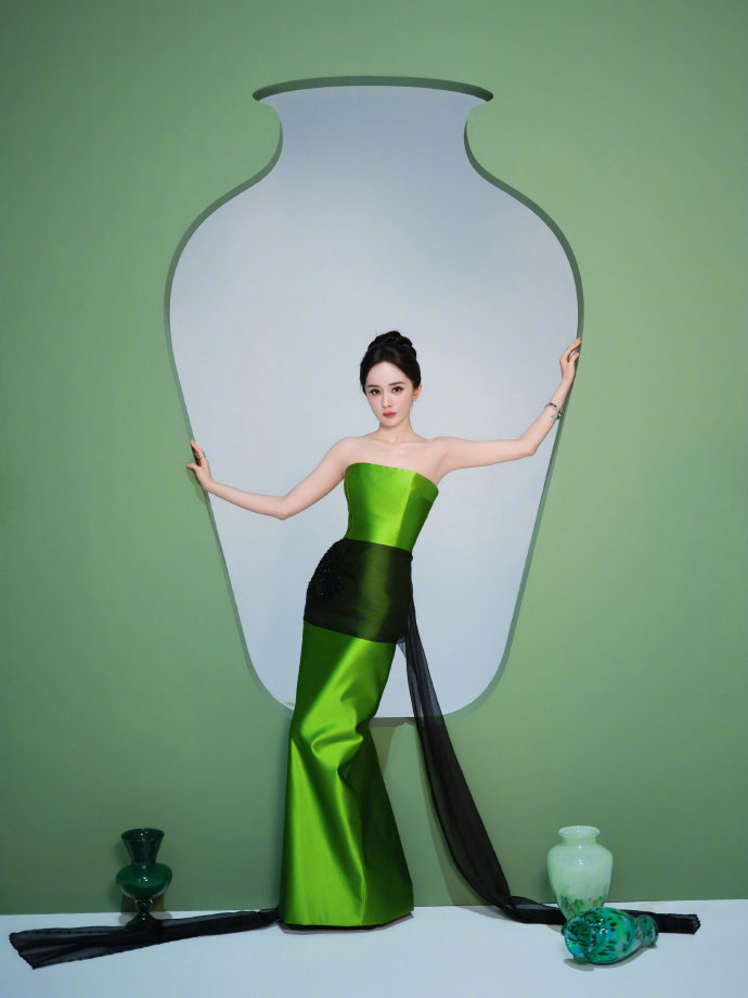 杨幂翡翠塑杨幂翡翠花瓶塑我的天杨幂白玉兰美鼠了！娱乐