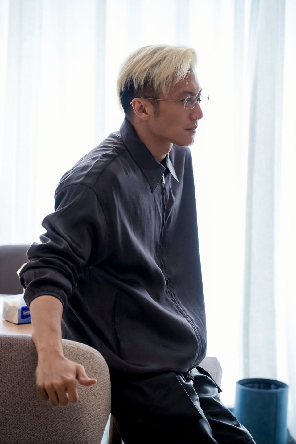 谢霆锋复刻了23年前的自己跨23年复刻经典造型，痞帅气质丝毫不减，生图状态超能