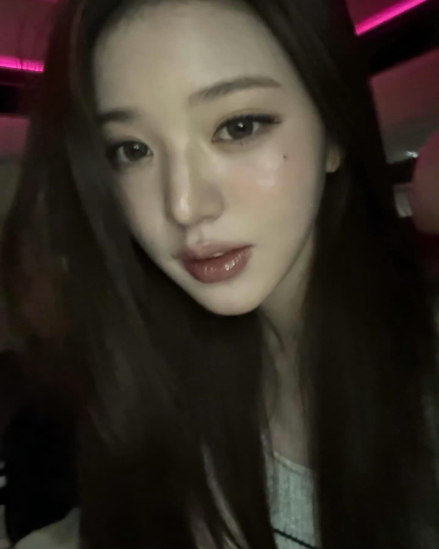 谁懂这两张的鼻梁高光真的是能用性感来形容的程度….