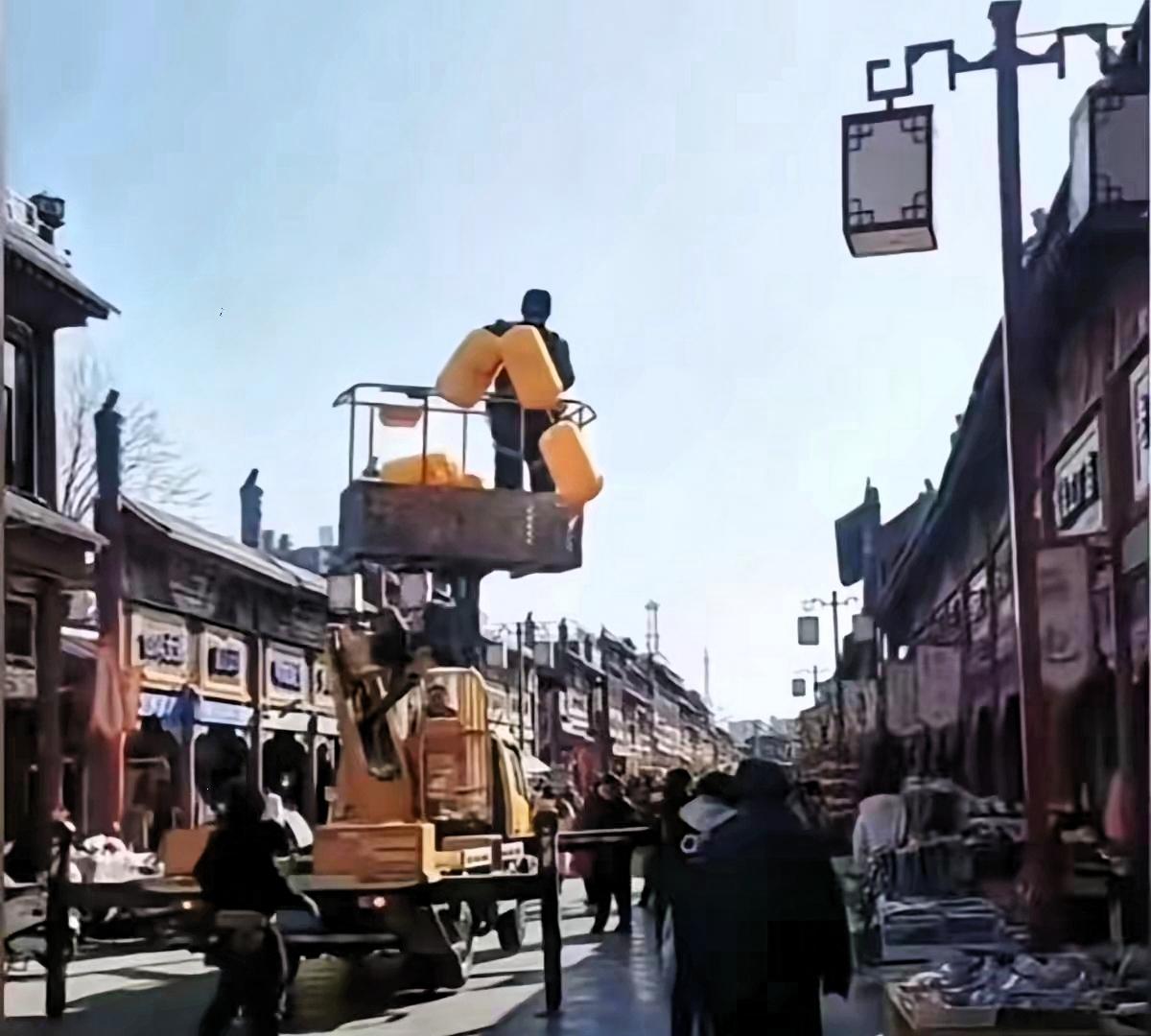 他们用最传统的理由，犯了最民俗的忌讳。河北街头，黄灯笼挂上两天就引爆争议，随即