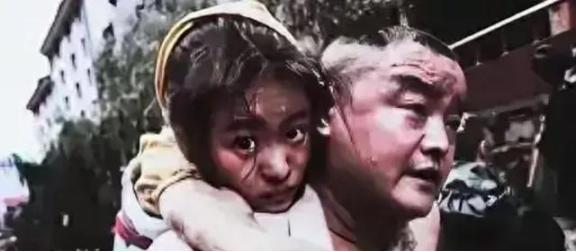 2008年，汶川地震，11岁的李佳芹被埋在废墟下十几个小时，她的父亲却不顾他人的