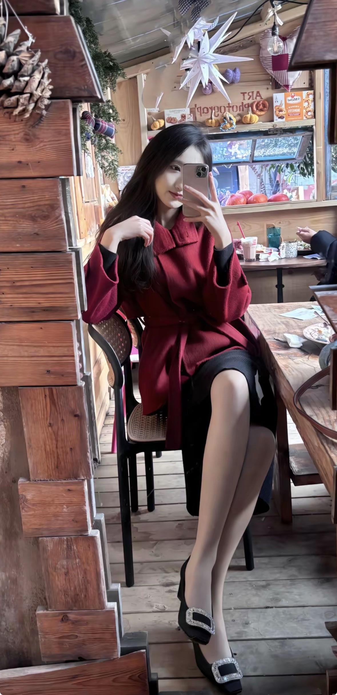 我也超爱秋日去咖啡馆赏秋拍照。比如茂海咖啡，在长宁古北黄金城道，二楼窗边能看到最
