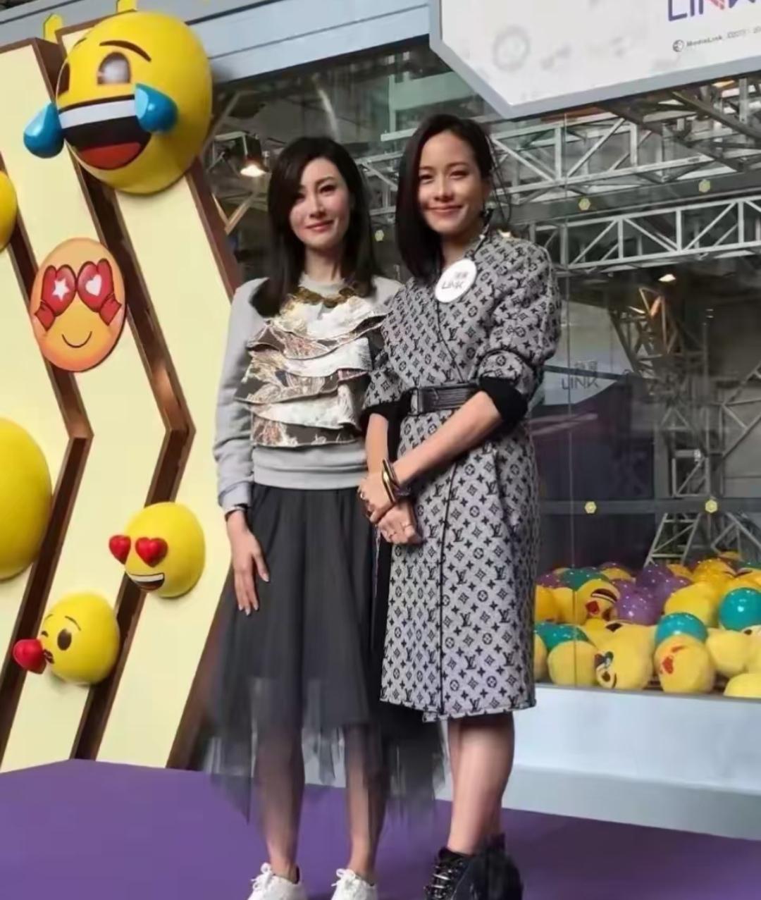 看图一，也太离谱了，感觉李嘉欣简直像得罪了摄影师一样！明明李嘉欣官方身高有17