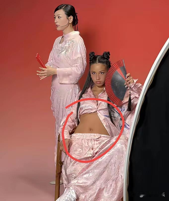 张庭女儿这是拿到基因bug了吗？全家人皮肤都不黑，只有她一个黑得发亮，这肤色在