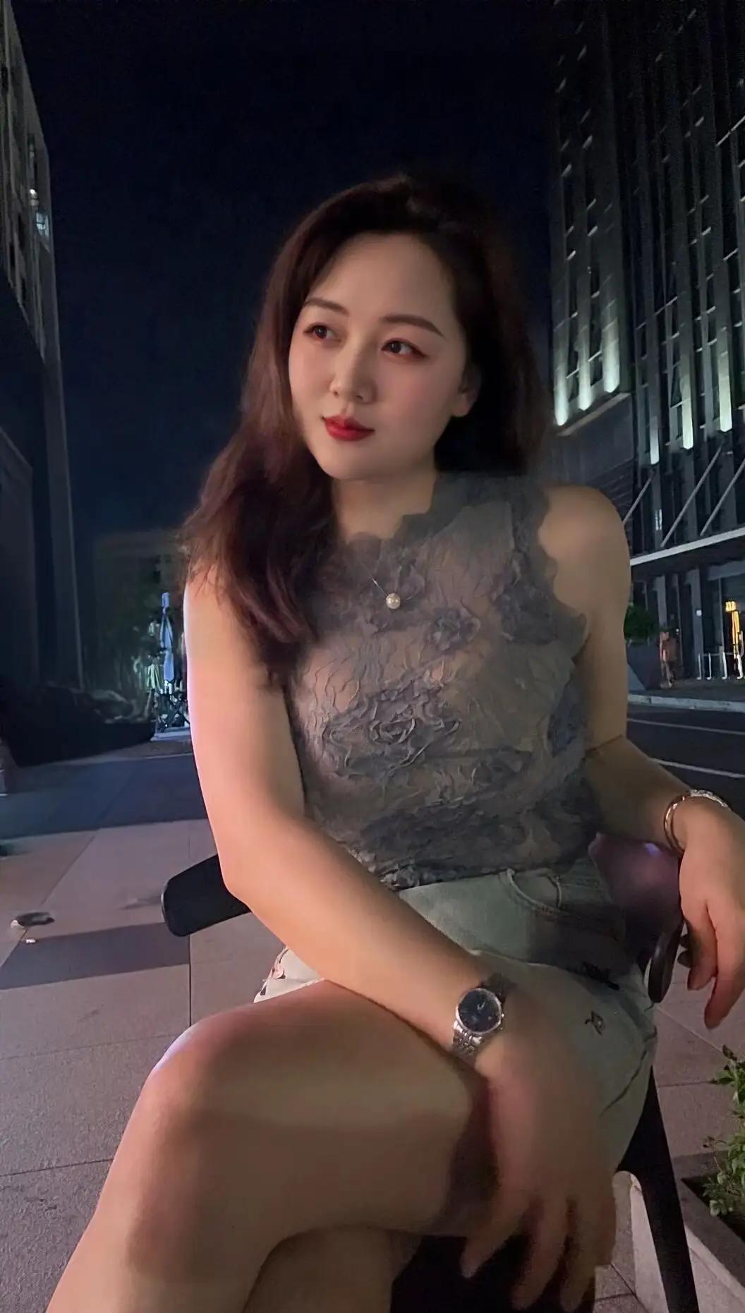 气质优雅，姿态悠闲，若有所思！
