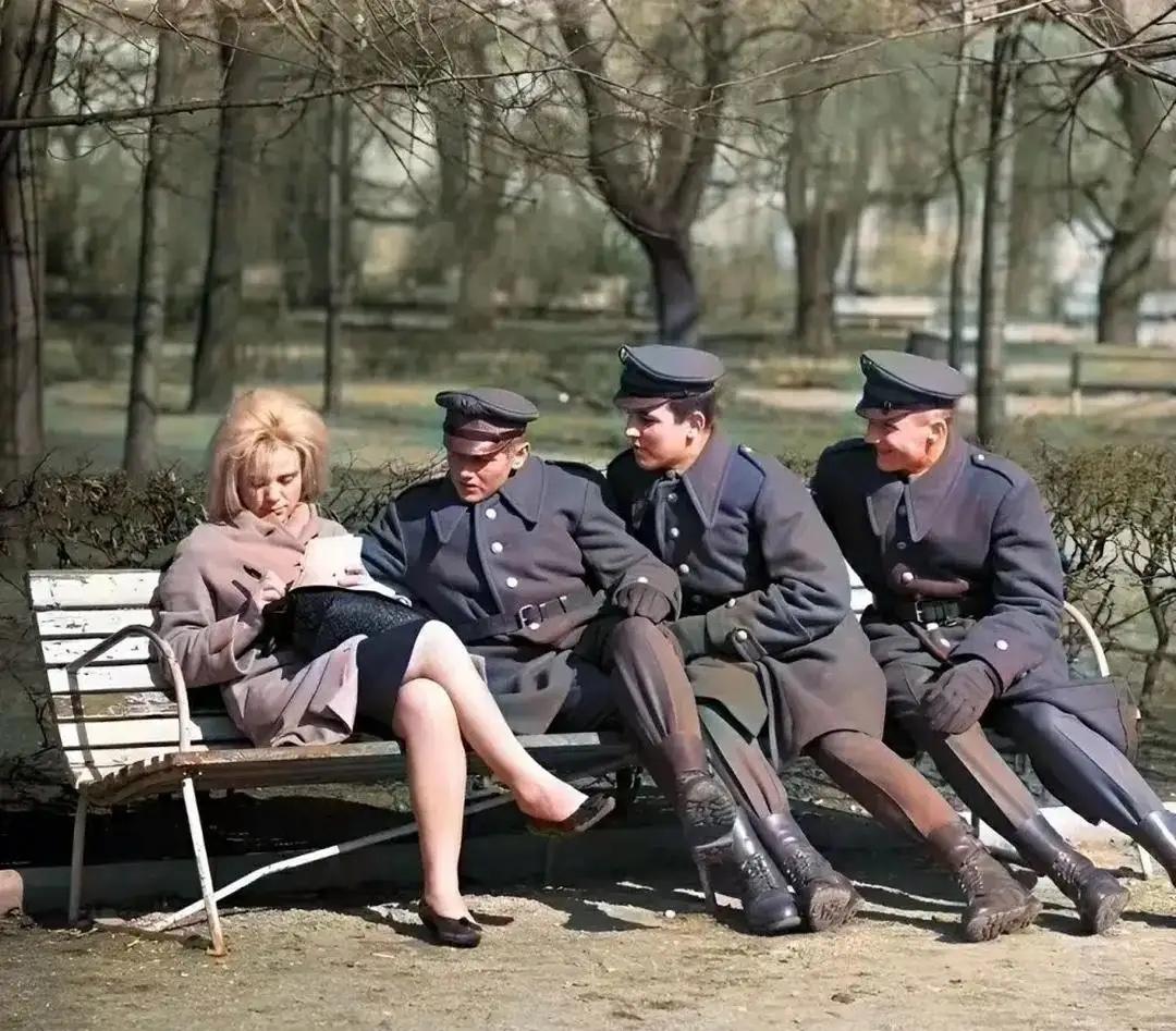 1962年，华沙公园。坐在长椅左侧的金发女子，是当时波兰家喻户晓的女演员艾娃。春