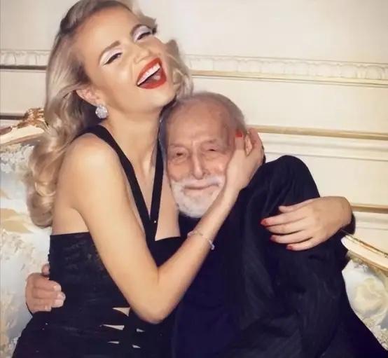 26岁的她，在1994年嫁给了89岁的美国石油大亨霍华德・马歇尔。这段