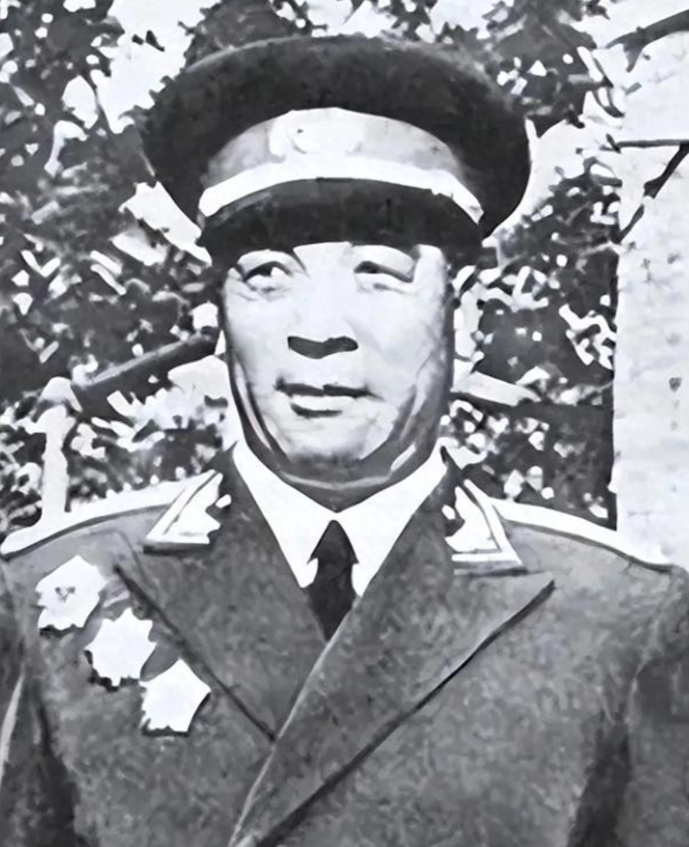1955年时，四野名将聂鹤亭原拟被授予中将军衔，但他对此有些个人情绪，他是粟裕的