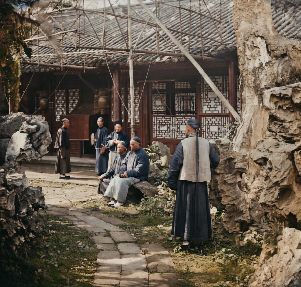 清代，两广总督府庭院内，中间坐着的两位，应该是两广总督府的高级主官，坐姿放松，享