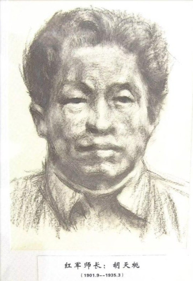 1935年，王耀武俘虏了一个红军师长，只见他衣衫已经破得不成样子，浑身上下只有一