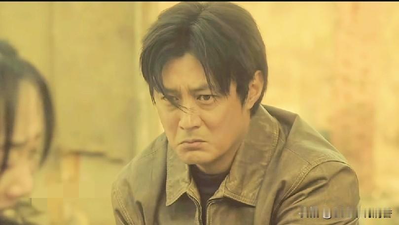 电视剧《冬城猎凶》最新剧情中，段长河（余文乐饰演）怎么也想不到，当年三兄弟一起行