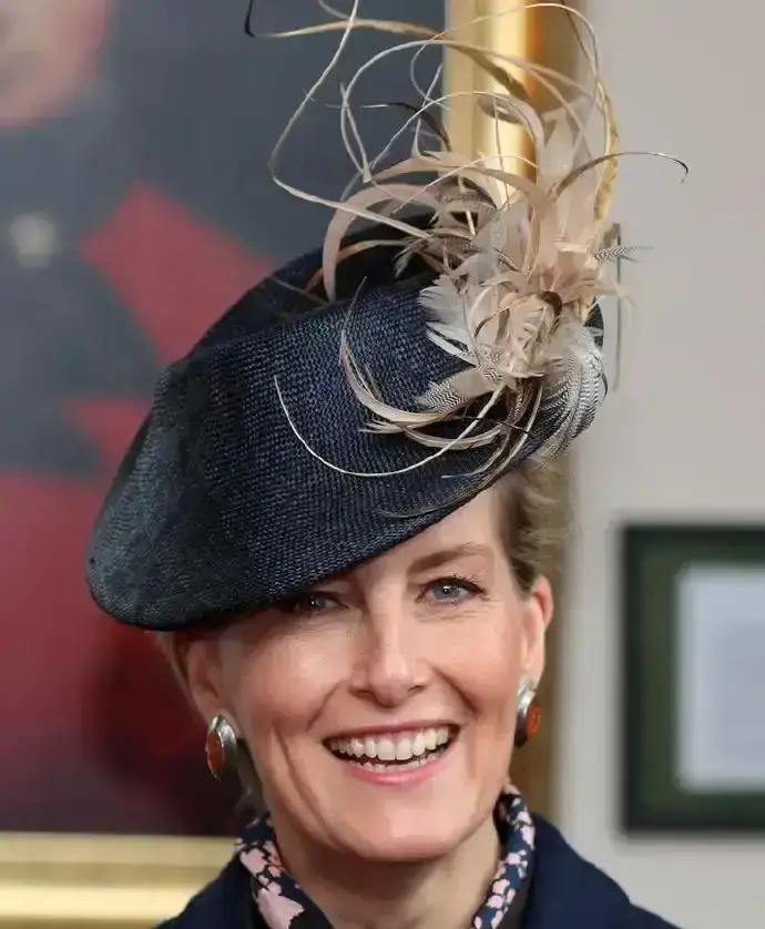 王室旧衣卖疯了露易丝小姐把母亲2011年的Prada大衣又穿出来，二手平台