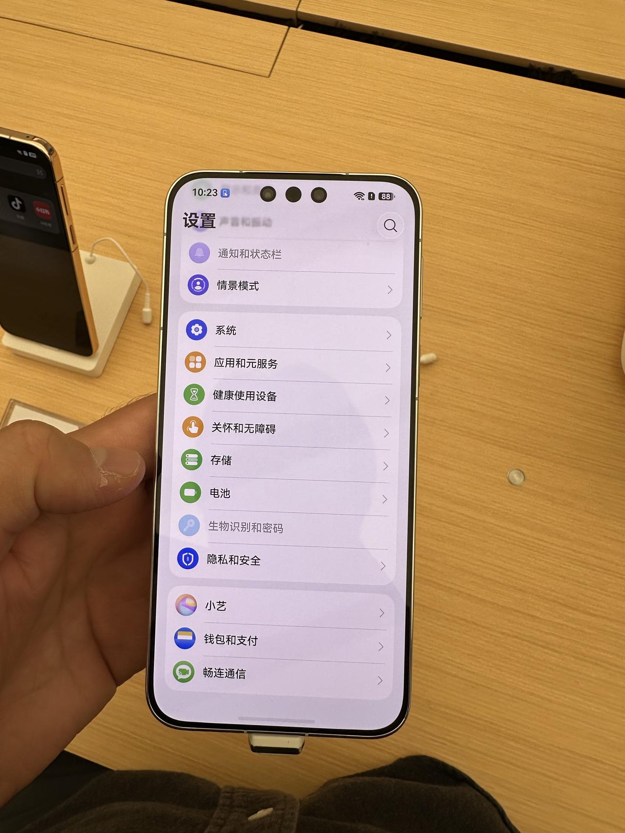 mate90promax作为近1万块起售的手机，这样的边框和R角控制实在太辣眼睛