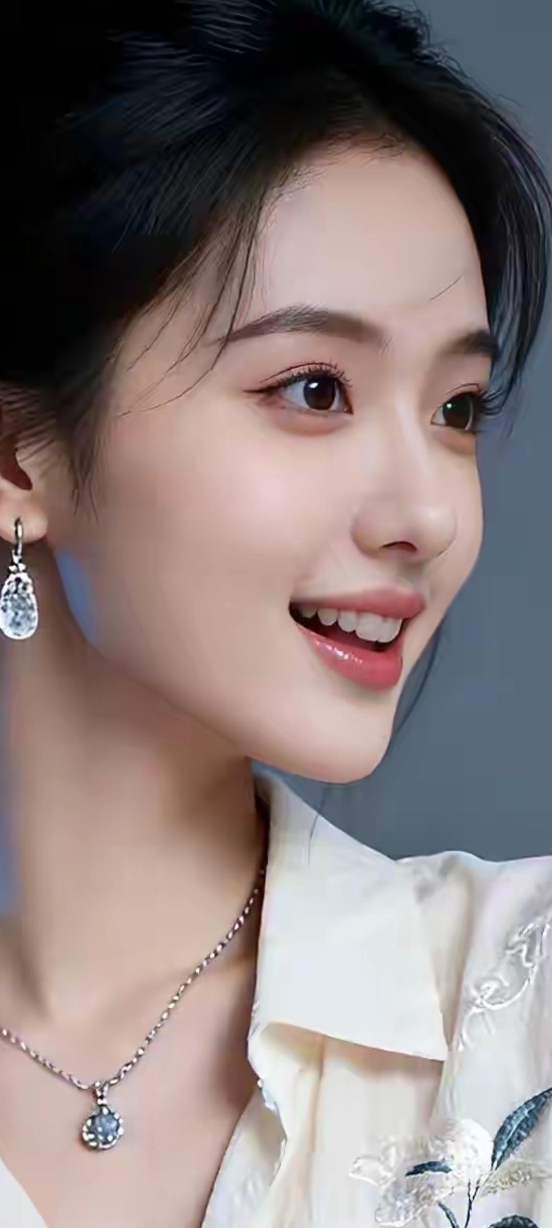 优雅气质，闪耀耳环，温柔微笑，时尚穿搭