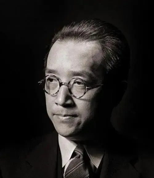 1924年，蒋梦麟过生日，在北京宝华楼宴请吃饭。席间，擅长看相的卢毅安，为胡适算