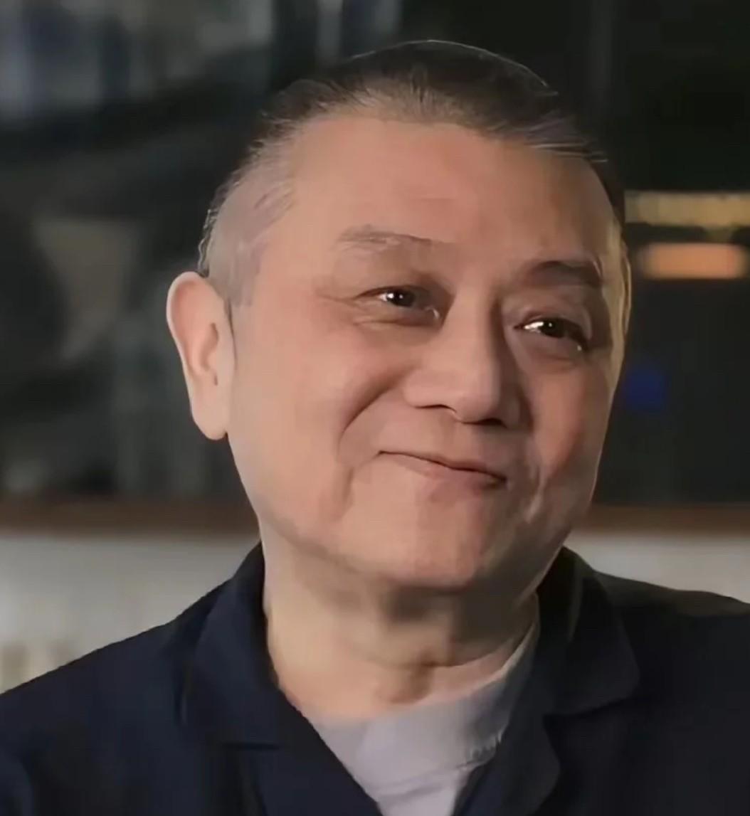 王朔其实内心干净，不虚伪，而且极其聪明。眼睛真是心灵的窗户，他现在眼睛还亮着光