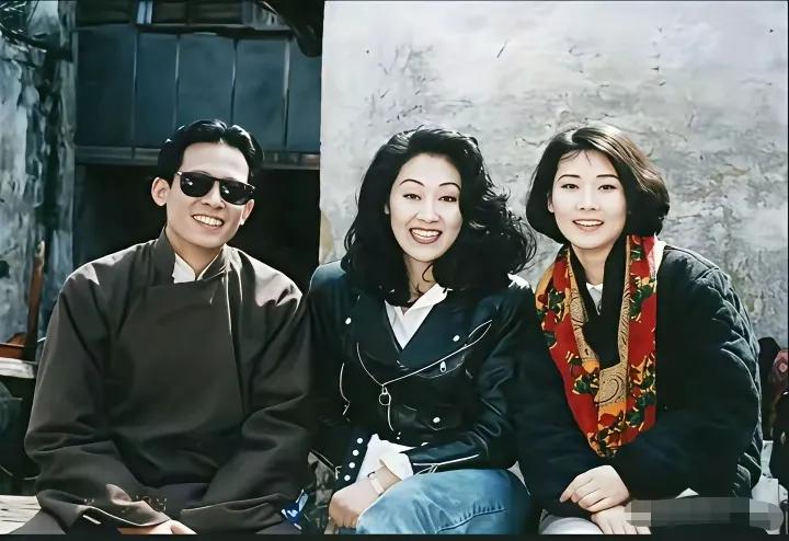 70年代，从这张照片里看王志文、王姬和何赛飞（图一），那时候他们的发质怎么如此之