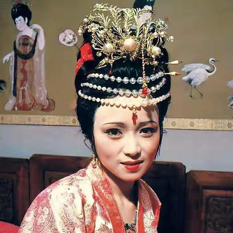 红楼梦：贾珍与秦可卿扒灰，贾蓉一清二楚却不阻拦盖因秦可卿的怪病…没人真觉得