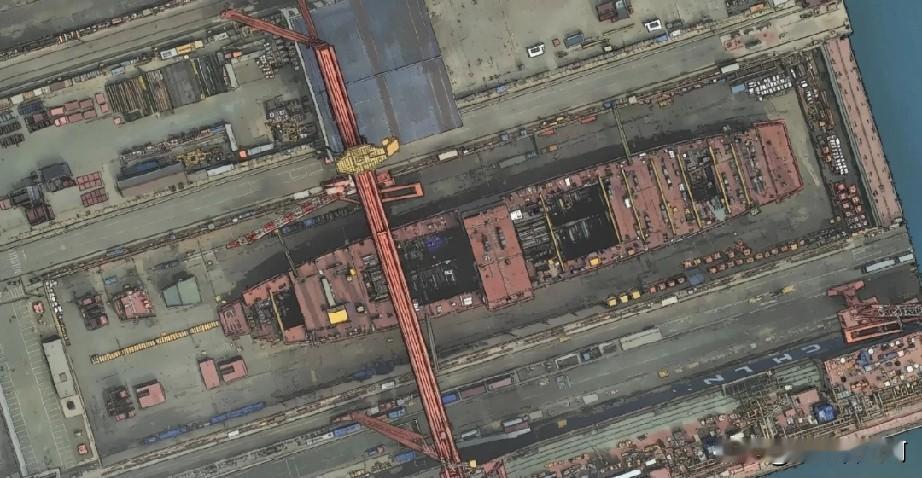 反正现在也能看个大概了，舰艏的分段模块越搭越多，一块接一块往上垒，整体轮廓已经越