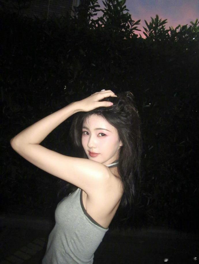 白鹿时隔8年再来星光大赏8年，是一段不短的旅程，白鹿却在这期间完成了从青涩到成