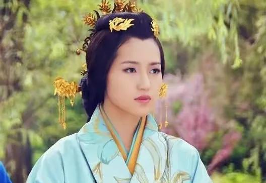 公元前71年，女医服侍皇后许平君吃下调理身体的药之后，许平君变得大汗淋漓，胸闷气