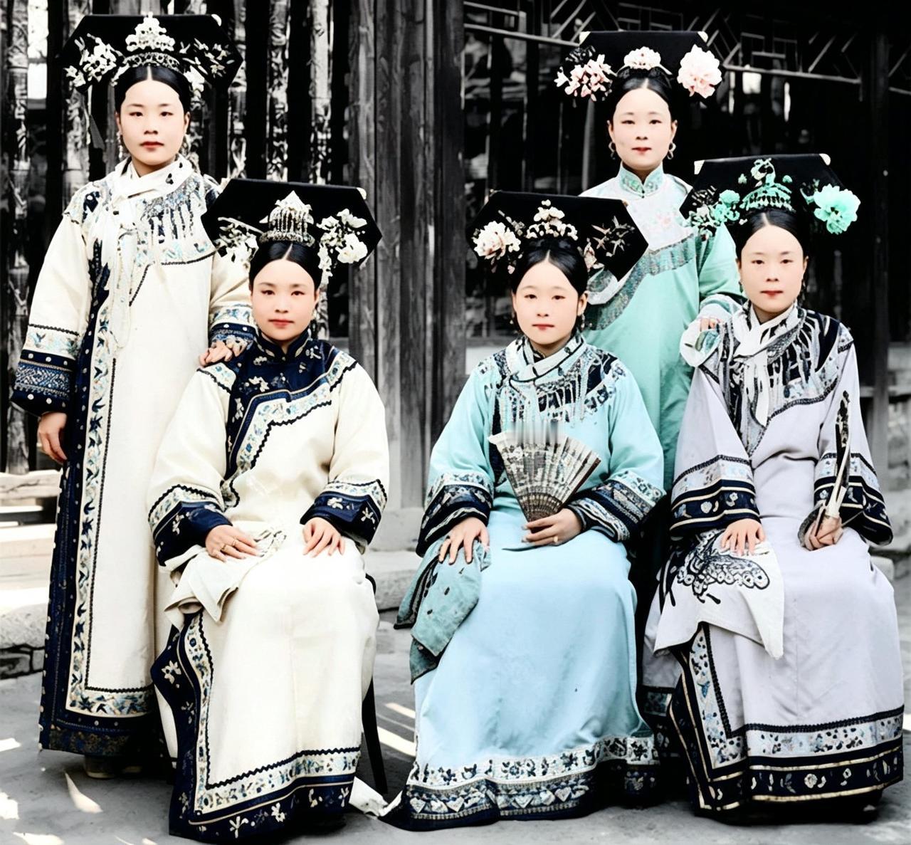 这是百年前王公府邸中的五位女眷并肩而坐，头上梳的是清末贵妇的两把头，绢花、流苏、