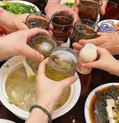 5兄妹晒年夜饭，职业不同，差距也太大了，第5桌看着“好心酸”！除夕当晚，家