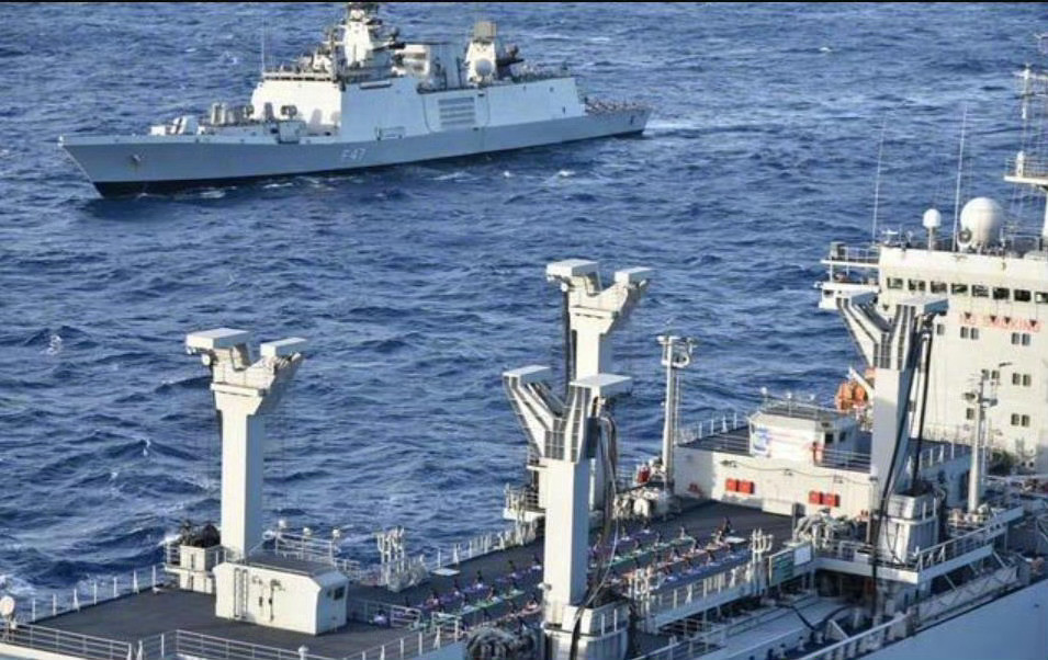 #3.7万吨补给舰现身黄岩岛#满载排水量3.7万吨的大型综合补给舰“青海湖”舰现身黄岩岛海域。“青海