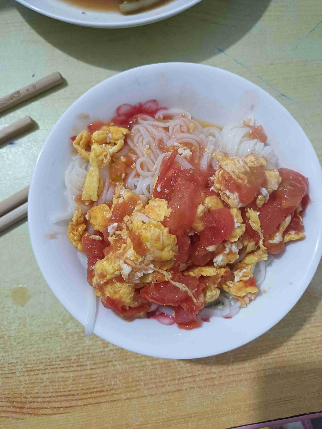 今天下了一天的雨，下午从市里回来，也没去菜园拔菜，老妈说晚上吃点打卤面就行了，简