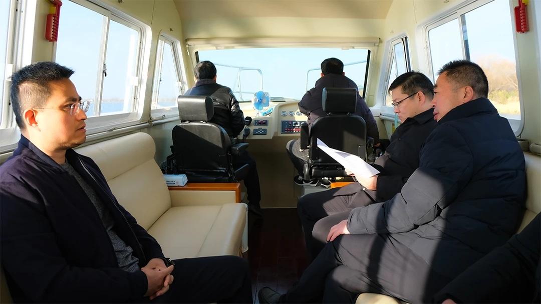 江苏盐城：县委副书记张志东巡查射阳河12月10日上午，县委副书记、射阳河河长张