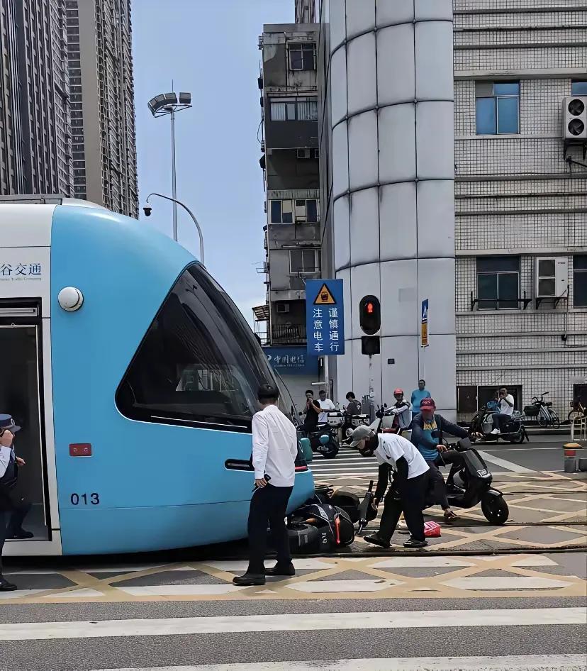 6月30日在武汉，一名外卖小哥骑着九号电动车，乱闯红灯送外卖。送餐时间紧迫，他就