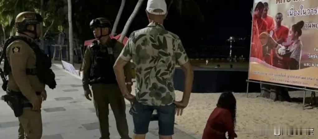 12月20日晚间，泰国春武里府芭堤雅中天海滩，一对男女在漂浮的木筏上发生性行为，